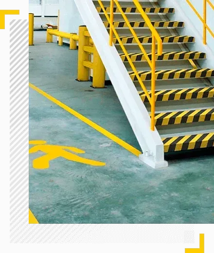 Foto de unos barandales pintados de amarillo con la fábrica de pinturas QUIMICA POMIQ para mejorar la seguridad