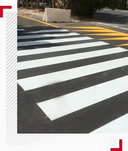 Fotografía de una cebra de paso peatonal pintada de color balnca gracias a pa fábrica de pinturas de QUIMICA POMIQ