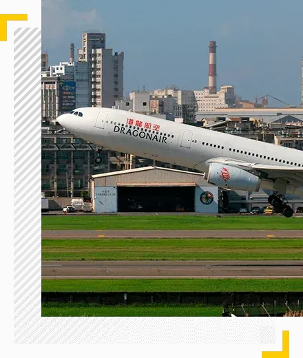 Fotografía de un avión despegando donde la pista de aterrizaje ha sido pintada con ayuda de la fábrica de pinturas QUIMICA POMIQ