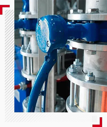 Imagen de una llave de máquina industrial recubierta con pintura azul de la fábrica de pinturas QUIMICA POMIQ
