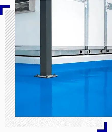 Foto de la superficie de un piso en color azul recubierto con pinturas POMIQ, fabricante de pinturas.