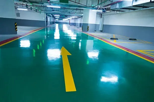 Fotografía en el interior de un estacionamiento público que cumple con los Acabados C.F.E. de QUÍMICA POMIQ