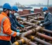 Fotografía de un grupo de hombres revisando tuberías para poder cubrir con recubrimiento anticorrosivo industrial